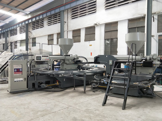 Περιστροφική παντόφλα PCU PVC 2 χρώματος που κατασκευάζει τη μηχανή με το φυσώντας σύστημα αέρα