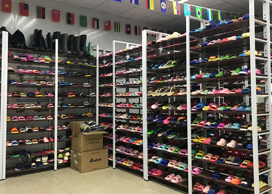 Περιστροφικός πίνακας 24 πλαστική μηχανή Chappal παντοφλών χτυπήματος αέρα σταθμών